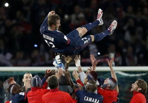  巴黎圣日耳曼主场大胜里昂，登顶积分榜首  